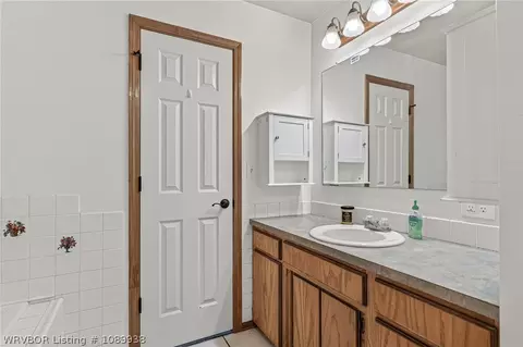 Bath - 4716 Cobblestone Rd, Huntington, AR 72940 photo 2 of 4