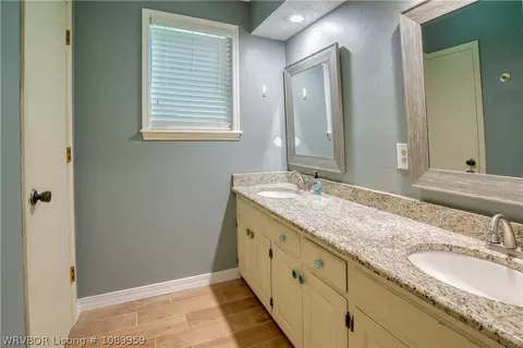 Bath - 4111 Cruce Hill Dr, Fort Smith, AR 72901 photo 2 of 6