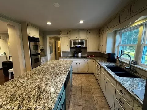 Kitchen - 404 Nixon Rd, Lavaca, AR 72941 photo 1 of 9