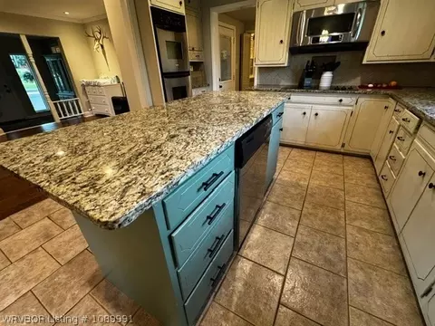 Kitchen - 404 Nixon Rd, Lavaca, AR 72941 photo 5 of 9