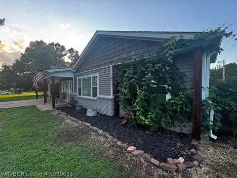 Exterior - 404 Nixon Rd, Lavaca, AR 72941 photo 2 of 9