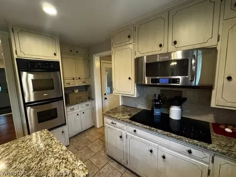 Kitchen - 404 Nixon Rd, Lavaca, AR 72941 photo 6 of 9