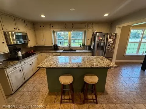 Kitchen - 404 Nixon Rd, Lavaca, AR 72941 photo 2 of 9