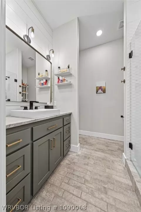 Bath - 8300 Bear Hollow Rd, Fort Smith, AR 72916 photo 9 of 12