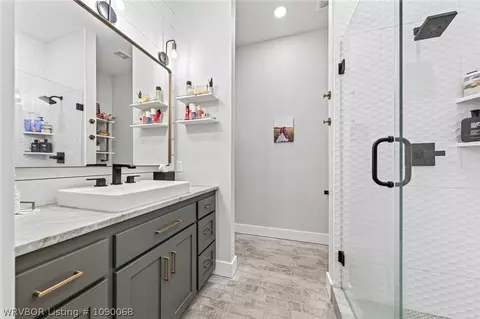 Bath - 8300 Bear Hollow Rd, Fort Smith, AR 72916 photo 8 of 12
