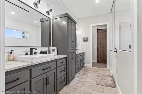 Bath - 8300 Bear Hollow Rd, Fort Smith, AR 72916 photo 5 of 12