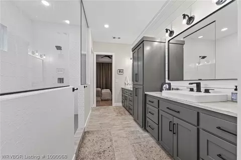 Bath - 8300 Bear Hollow Rd, Fort Smith, AR 72916 photo 7 of 12