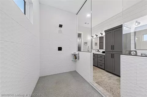 Bath - 8300 Bear Hollow Rd, Fort Smith, AR 72916 photo 4 of 12