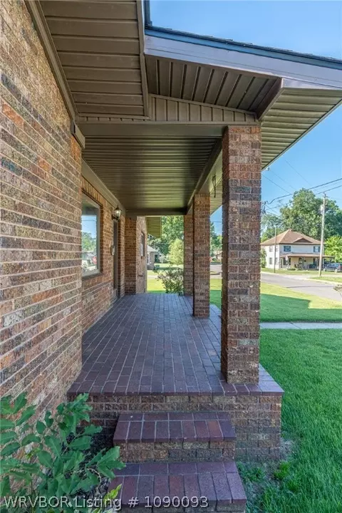 Exterior - 203 N 10th St, Paris, AR 72855 photo 4 of 10