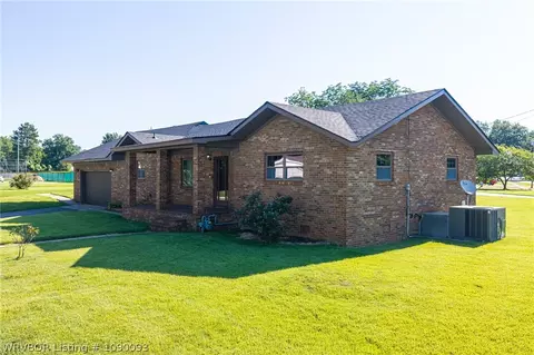 Exterior - 203 N 10th St, Paris, AR 72855 photo 2 of 4