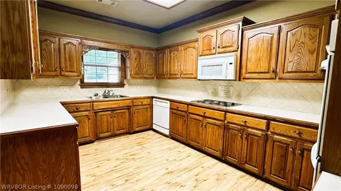 Kitchen - 6901 Southfield Dr, Fort Smith, AR 72916 photo 1 of 2