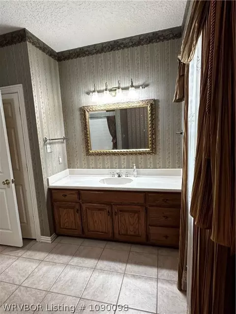 Bath - 6901 Southfield Dr, Fort Smith, AR 72916 photo 6 of 6