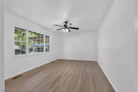 Living - 6 Raleigh Cir, Fort Smith, AR 72901 photo 1 of 4