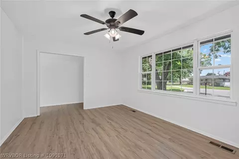 Living - 6 Raleigh Cir, Fort Smith, AR 72901 photo 2 of 4