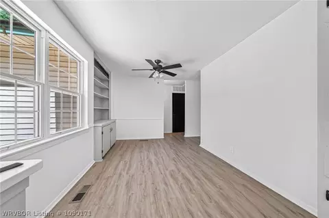 Living - 6 Raleigh Cir, Fort Smith, AR 72901 photo 3 of 4