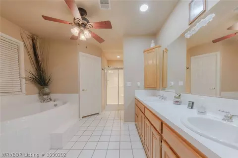 Bath - 466710 E 1070 Rd, Sallisaw, OK 74955 photo 3 of 9