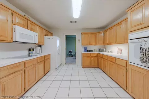 Kitchen - 466710 E 1070 Rd, Sallisaw, OK 74955 photo 3 of 3