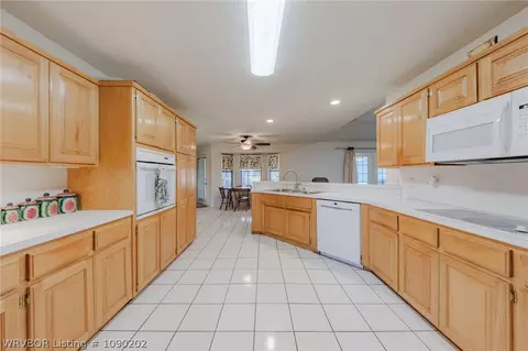 Kitchen - 466710 E 1070 Rd, Sallisaw, OK 74955 photo 2 of 3