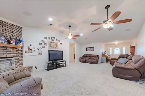 Living - 466710 E 1070 Rd, Sallisaw, OK 74955 photo 1 of 2