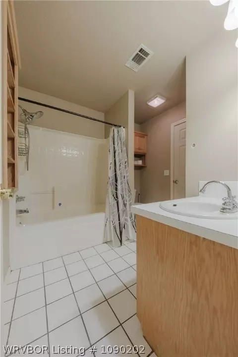 Bath - 466710 E 1070 Rd, Sallisaw, OK 74955 photo 5 of 9