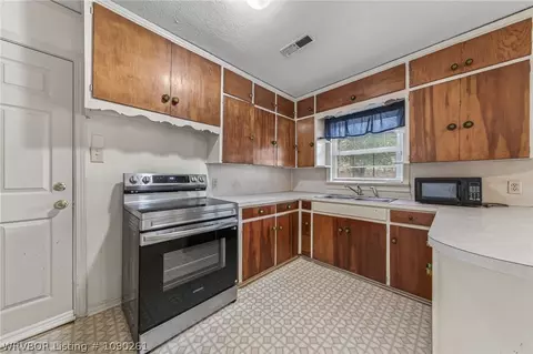 Kitchen - 1621 Boston St, Fort Smith, AR 72901 photo 2 of 3