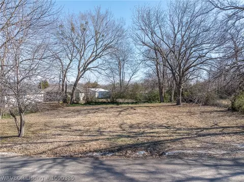 904 S Locust, Sallisaw, OK 74995