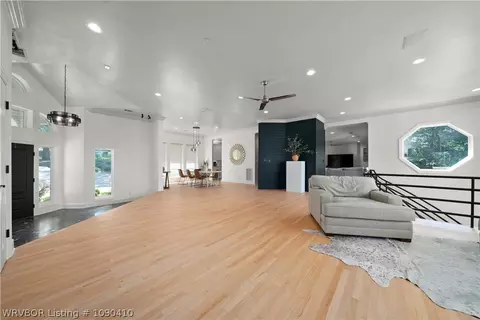 Living - 10101 Stephens Ct, Fort Smith, AR 72908 photo 2 of 8