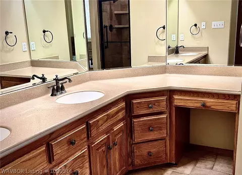 Bath - 49 Stonegate Ct, Fort Smith, AR 72916 photo 1 of 5