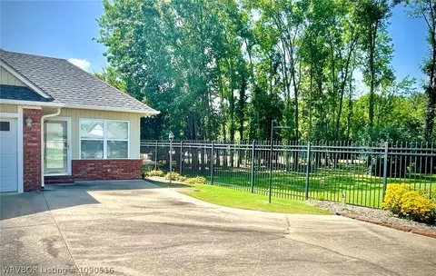 Exterior - 49 Stonegate Ct, Fort Smith, AR 72916 photo 6 of 9
