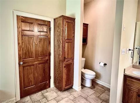 Bath - 49 Stonegate Ct, Fort Smith, AR 72916 photo 4 of 5