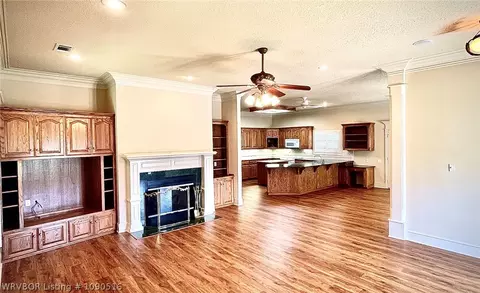 Living - 49 Stonegate Ct, Fort Smith, AR 72916 photo 2 of 4