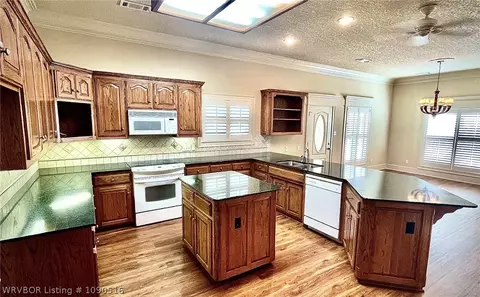 Kitchen - 49 Stonegate Ct, Fort Smith, AR 72916 photo 1 of 4