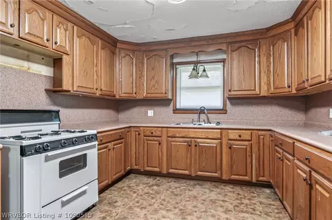 Kitchen - 15 Walker Rd, Lavaca, AR 72941 photo 1 of 1