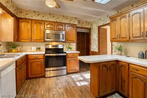 Kitchen - 1308 6th Ter, Barling, AR 72923 photo 2 of 4