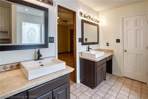 Bath - 2700 S 87th Dr, Fort Smith, AR 72903 photo 2 of 5
