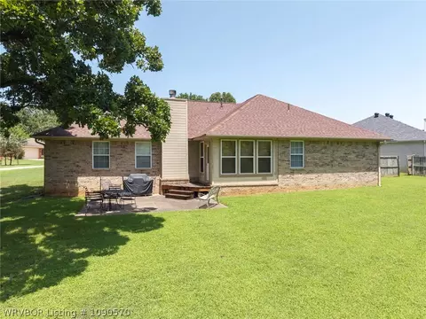 Exterior - 9504 Pointe Dr, Fort Smith, AR 72903 photo 5 of 17