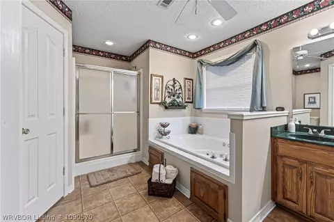 Bath - 9504 Pointe Dr, Fort Smith, AR 72903 photo 4 of 5