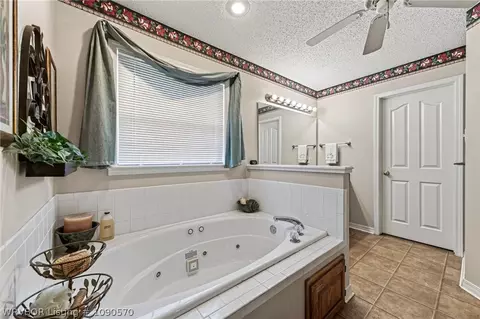 Bath - 9504 Pointe Dr, Fort Smith, AR 72903 photo 2 of 5