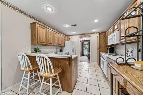 Kitchen - 9504 Pointe Dr, Fort Smith, AR 72903 photo 2 of 5