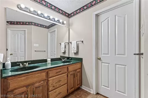 Bath - 9504 Pointe Dr, Fort Smith, AR 72903 photo 3 of 5