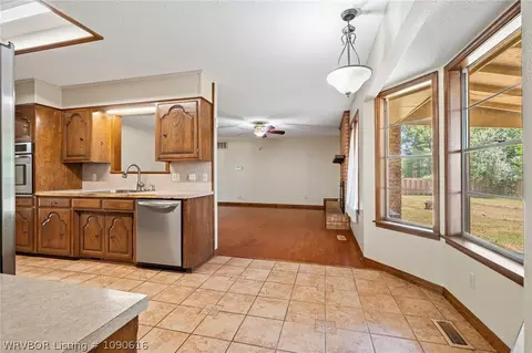 Living - 1300 Southridge Ln, Fort Smith, AR 72908 photo 4 of 5