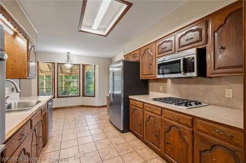Kitchen - 1300 Southridge Ln, Fort Smith, AR 72908 photo 2 of 3