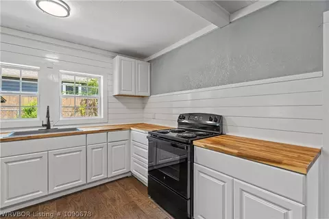 Kitchen - 320 Maple Shade Rd, Alma, AR 72921 photo 2 of 2