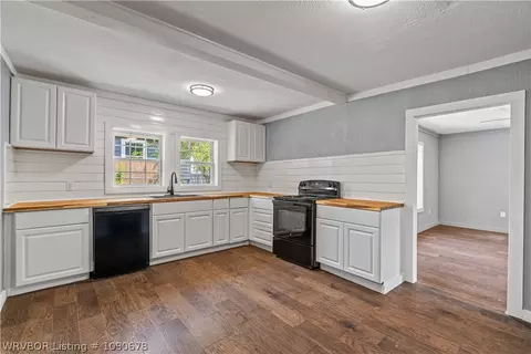 Kitchen - 320 Maple Shade Rd, Alma, AR 72921 photo 1 of 2