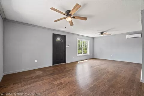 Living - 320 Maple Shade Rd, Alma, AR 72921 photo 3 of 4