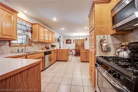 Kitchen - 6505 Euper Ln, Fort Smith, AR 72903 photo 4 of 6