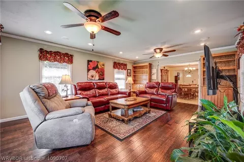 Living - 6505 Euper Ln, Fort Smith, AR 72903 photo 2 of 4