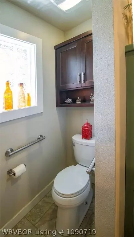 Bath - 6228 Gordon Ln, Fort Smith, AR 72903 photo 9 of 10