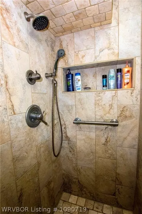 Bath - 6228 Gordon Ln, Fort Smith, AR 72903 photo 8 of 10