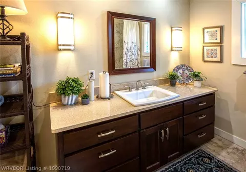 Bath - 6228 Gordon Ln, Fort Smith, AR 72903 photo 2 of 10